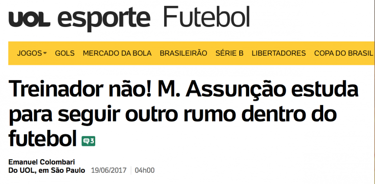 Futebol online. telefone móvel horizontal com bola de futebol de futebol e  campo na tela.