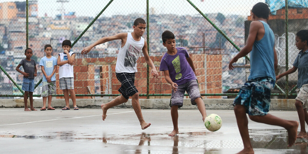 Crianças jogam futebol de rua: sem treinadores