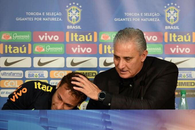 Neymar e Tite em coletiva da seleção brasileira