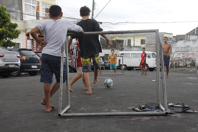 É melhor o estudante em sala de aula de que jogando bola na rua