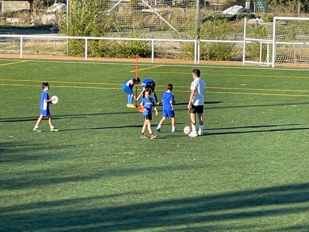 Futebol Infantil. As Crianças Estão Jogando Futebol. A Luta Ativa